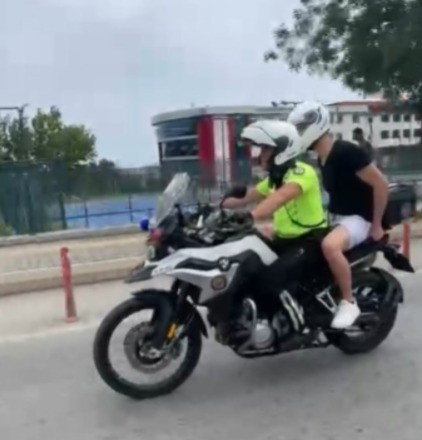 YKS&rsquo;ye ge&ccedil; kalan &ouml;ğrencileri polis yetiştirdi
