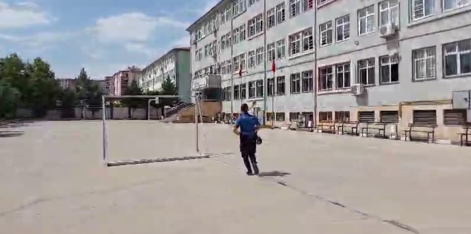 Kimliğini kaybeden &ouml;ğrenci n&uuml;fus m&uuml;d&uuml;rl&uuml;ğ&uuml;nden getirilen evrakla sınava yetişti
