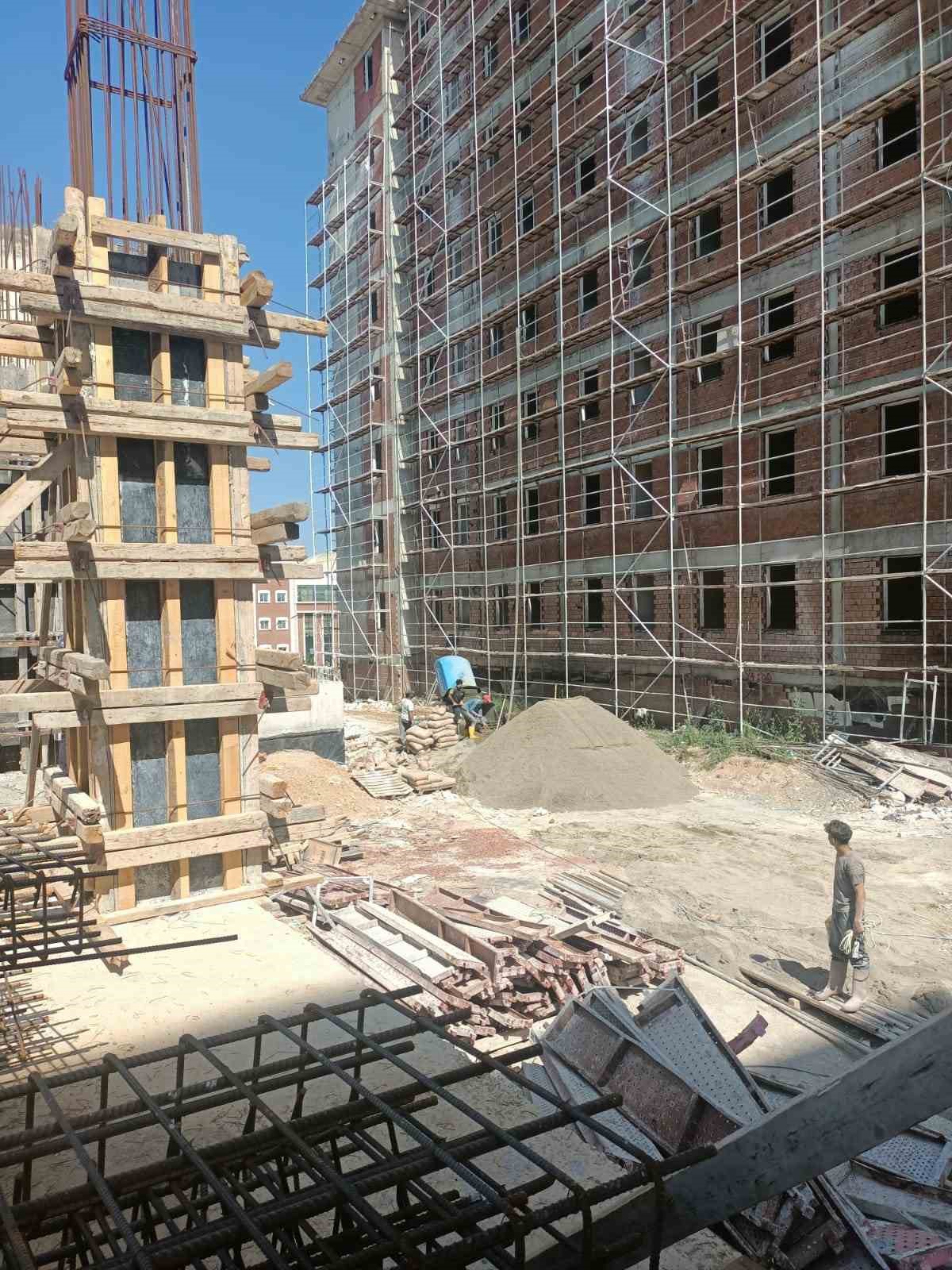 Sınav saatinde bir inşaatta 100 işçi aynı ayda çalışırken, zabıtaya güçlük çıkardılar