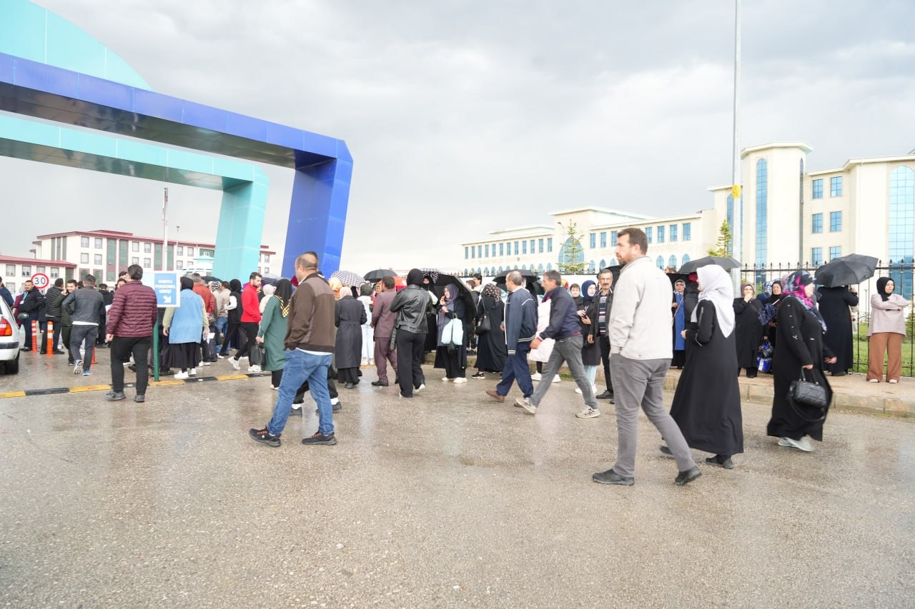 Sınava giren kızından daha heyecanlı olan anne: "Çok heyecanlıyım düğmelerimi bile yanlış ilikledim"
