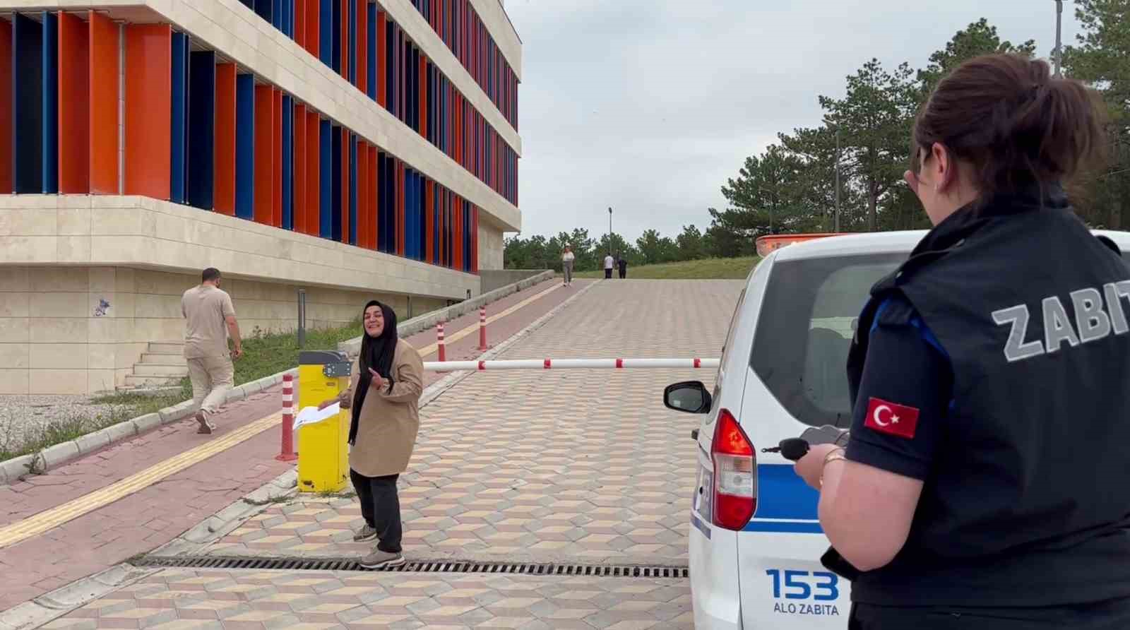 Nüfus cüzdanını kaybeden üniversite adayı zabıta ekipleri tarafından sınav merkezine götürüldü