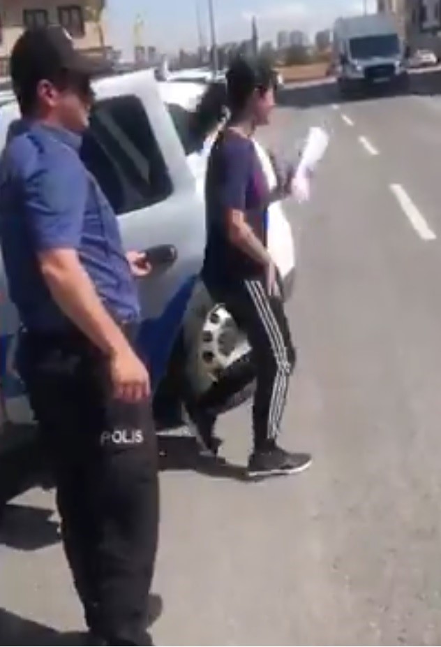 Sınava yetişemeyen &ouml;ğrencilerin imdadına polis ekipleri yetişti
