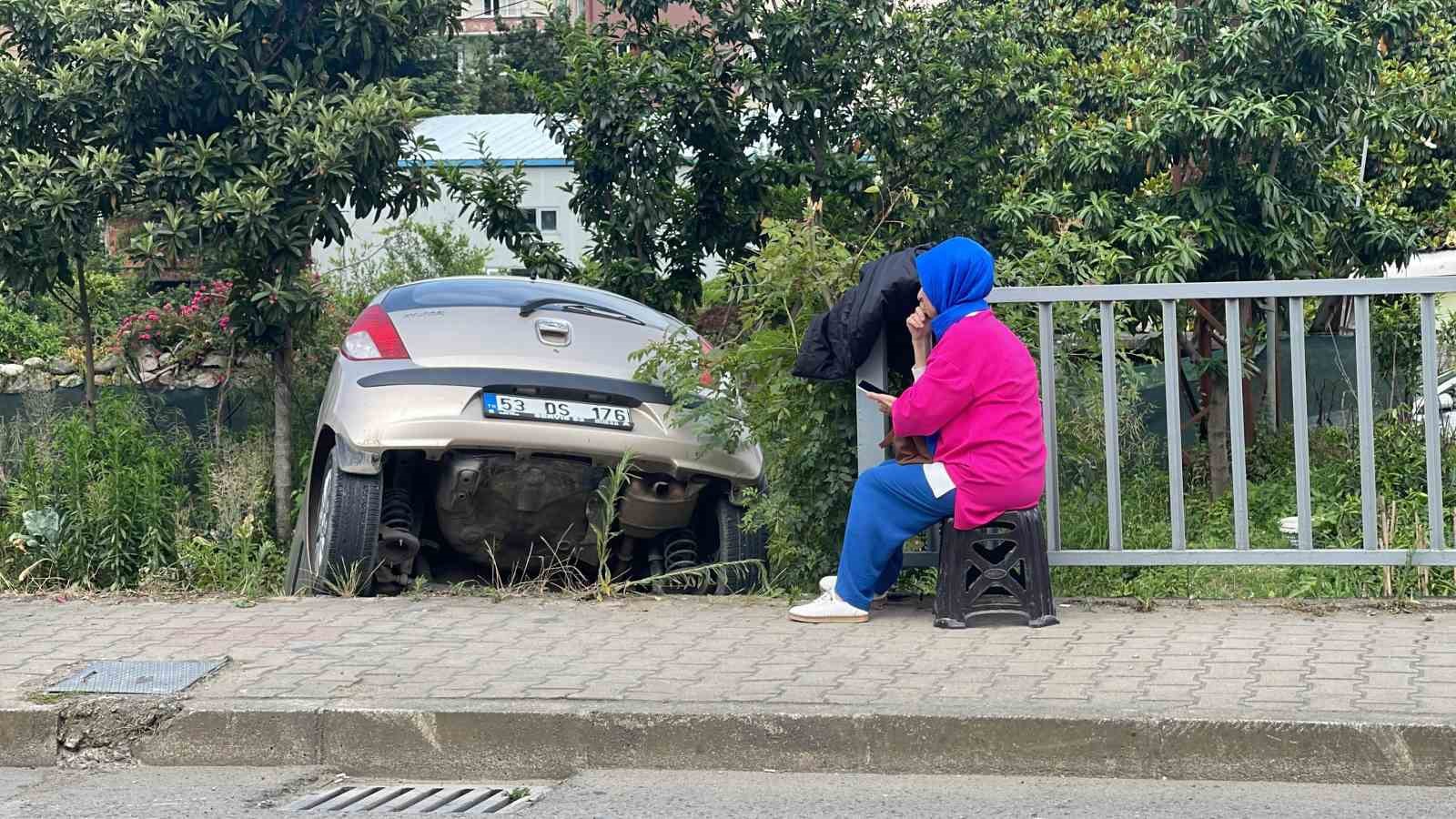 Rize’de bariyerleri aşarak bahçe ile kaldırım arasında asılı kaldı