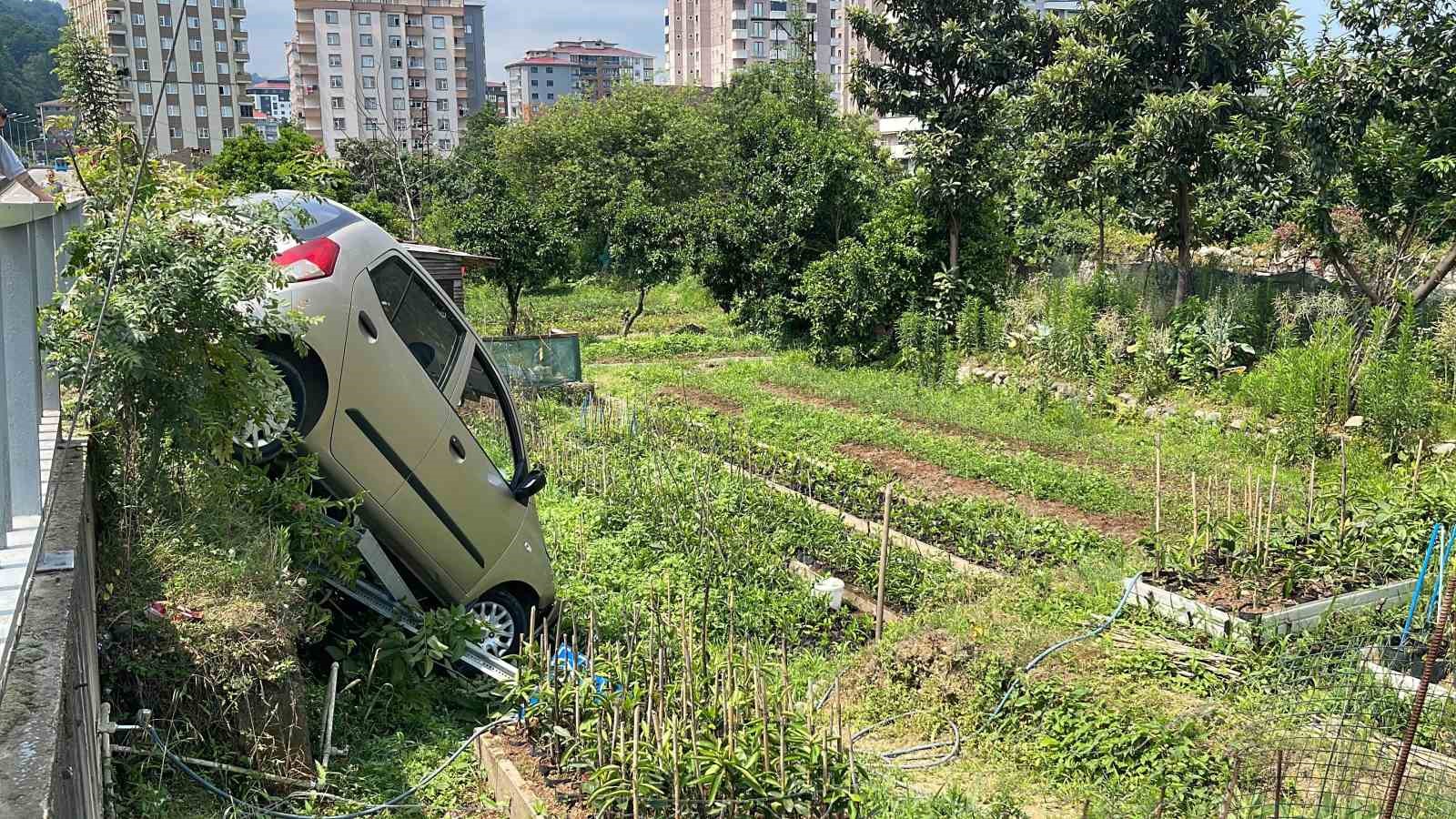 Rize’de bariyerleri aşarak bahçe ile kaldırım arasında asılı kaldı
