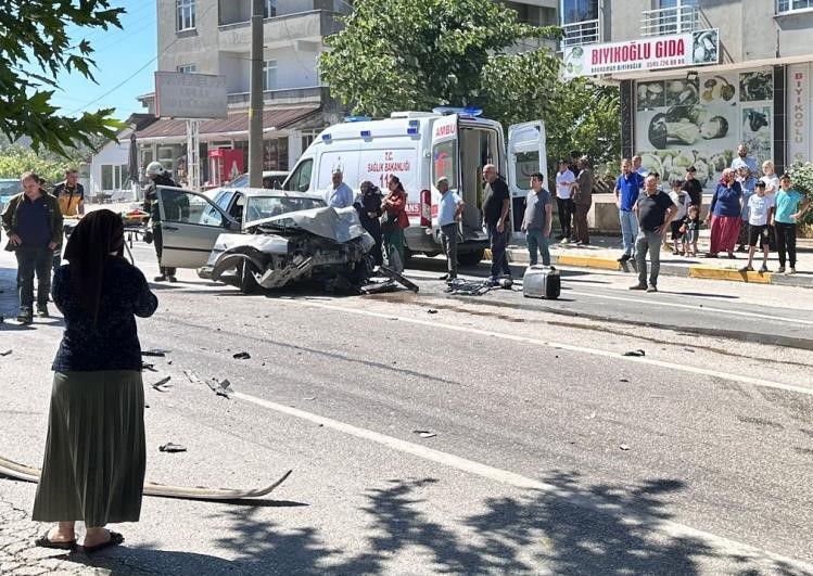 Otomobil ile yolcu minib&uuml;s&uuml; &ccedil;arpıştı: 5 Yaralı
