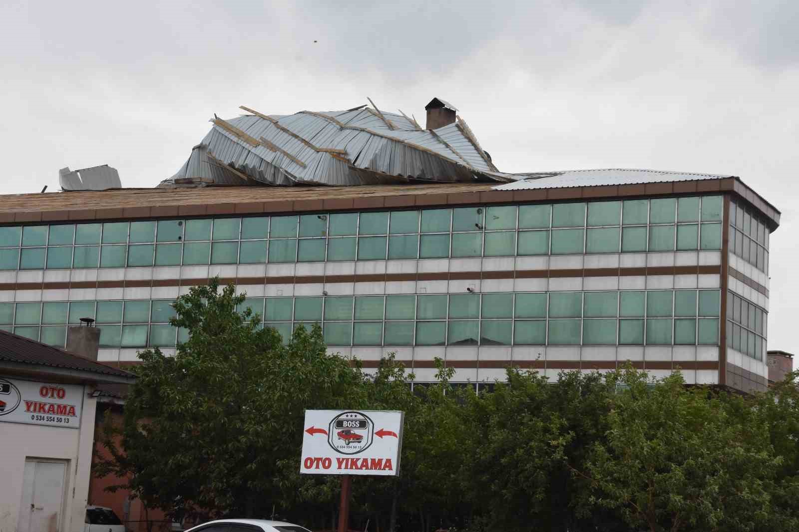 Bitlis&rsquo;te şiddetli r&uuml;zgar &ccedil;atıları u&ccedil;urdu
