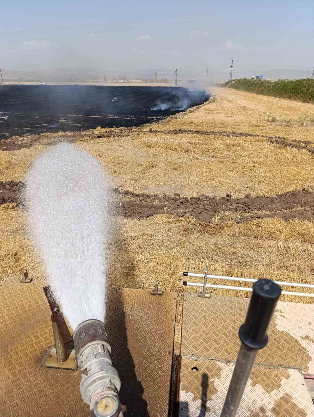 Kumlu’da anız yangını, itfaiye tarafından söndürüldü