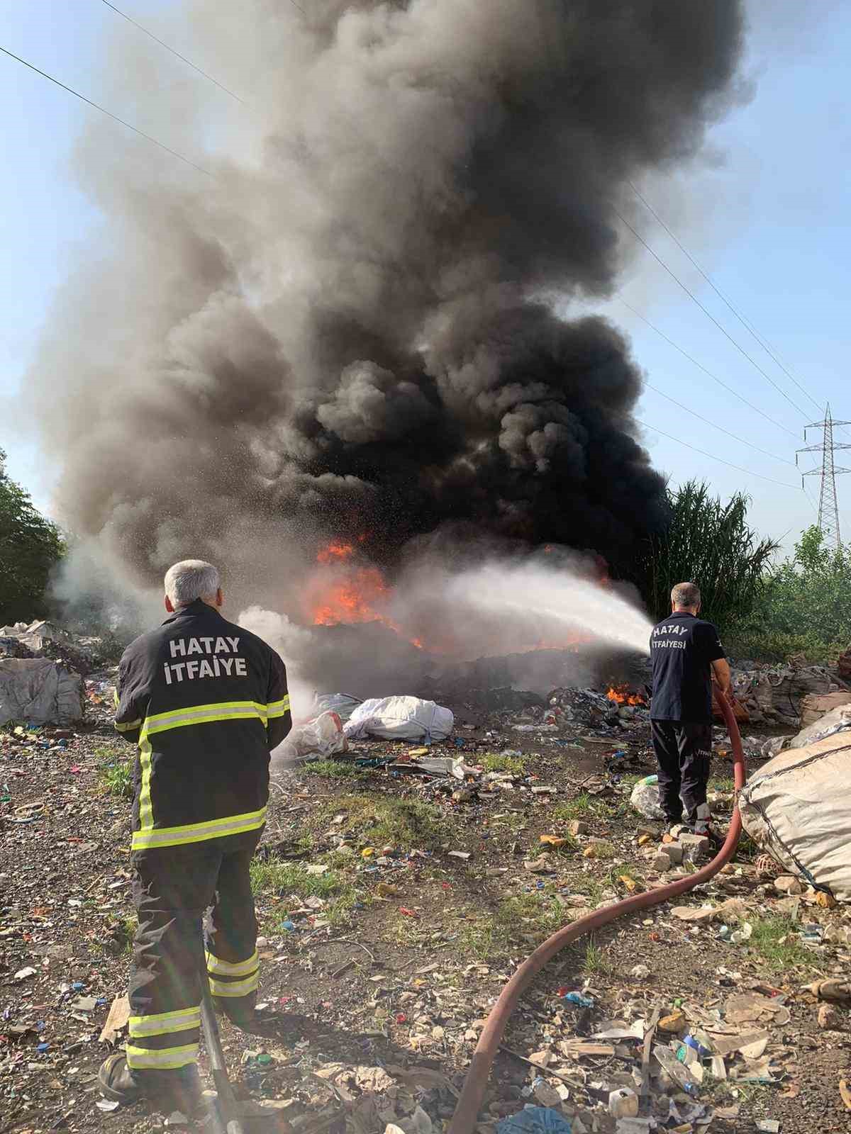 Payas’ta hurdalık alandaki yangına itfaiye müdahale etti
