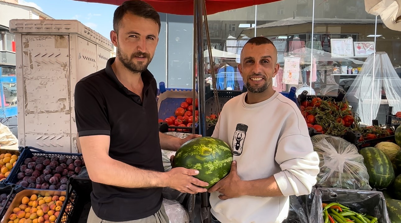 Y&uuml;ksekova&rsquo;da karpuzun &uuml;zerindeki &lsquo;Allah&rsquo; yazısı dikkat &ccedil;ekti
