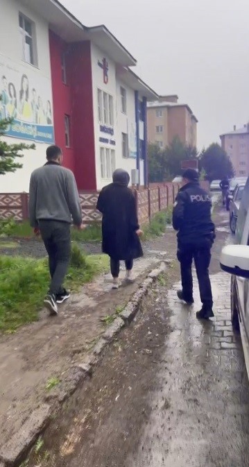 Kars&rsquo;ta 3 kişiyi sınava polis yetiştirdi
