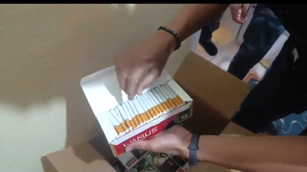 K&uuml;tahya&rsquo;da 19 bin adet i&ccedil;i dolu makaron, 19 kilogram ka&ccedil;ak t&uuml;t&uuml;n ele ge&ccedil;irildi
