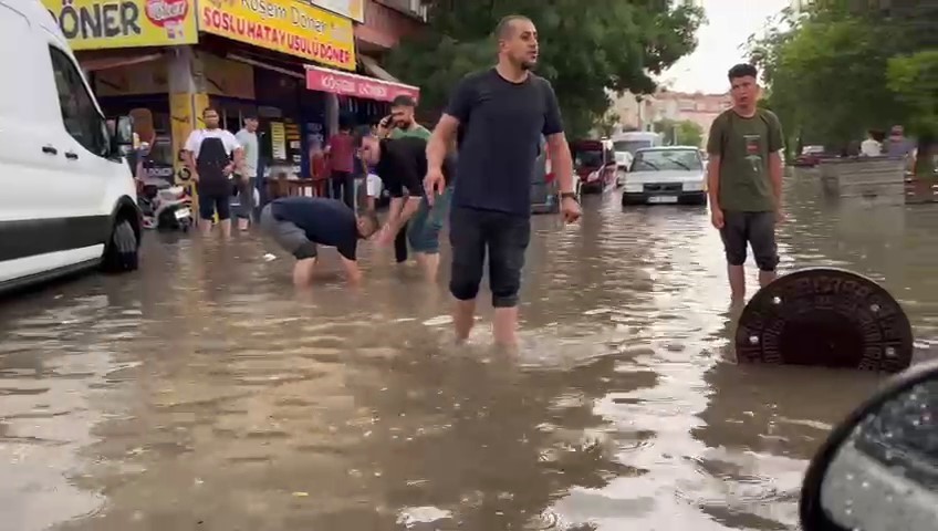 Yozgat Yerköy’de sağanak yağış sonrası yollar göle döndü
