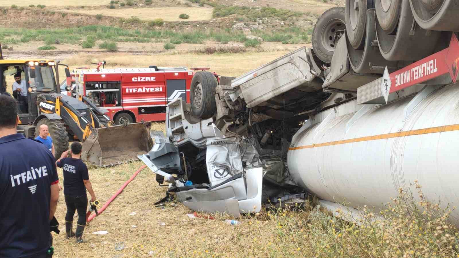 Şırnak&rsquo;ta petrol y&uuml;kl&uuml; tanker devrildi: 2 yaralı 