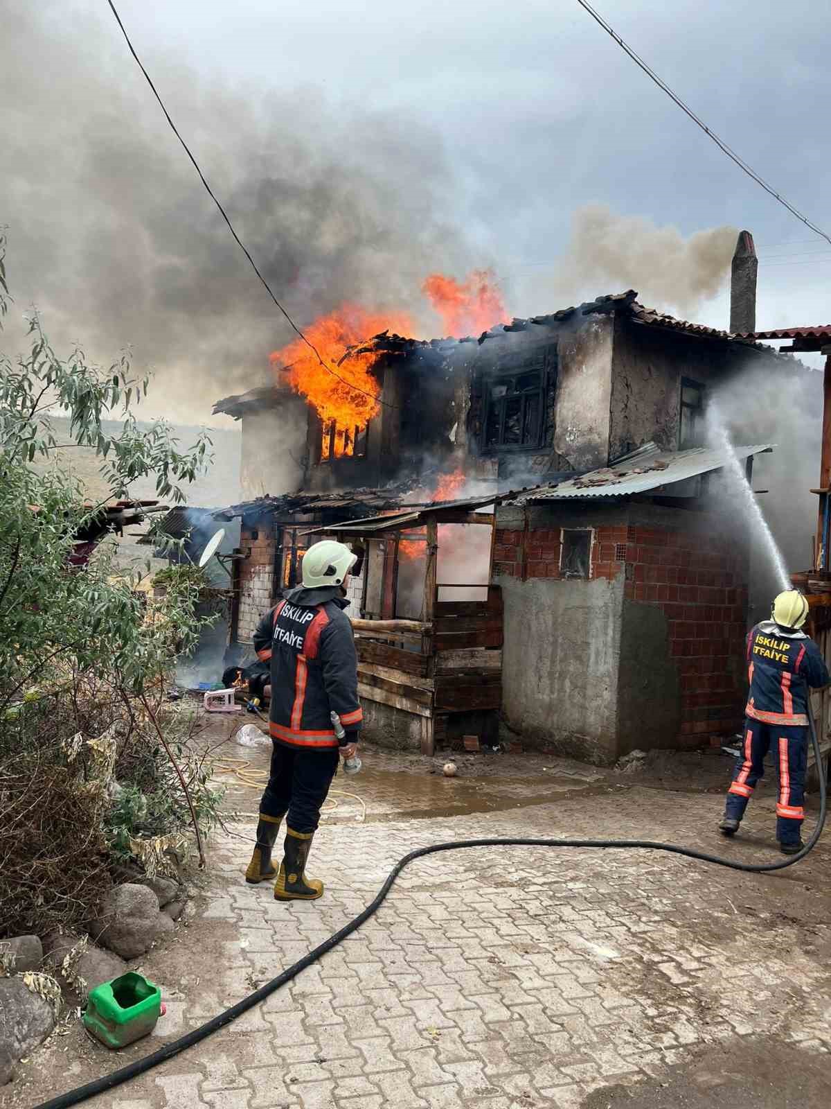 Alevlere teslim olan ev kullanılmaz hale geldi