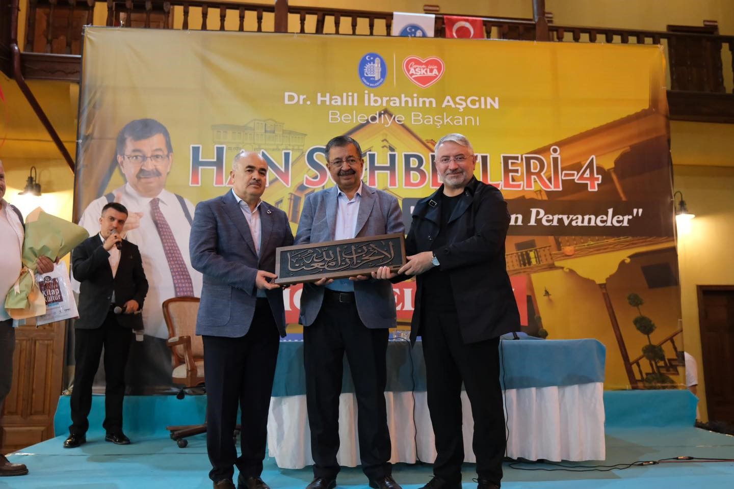 Hayati İnan&ccedil;, han sohbetlerinin konuğu oldu

