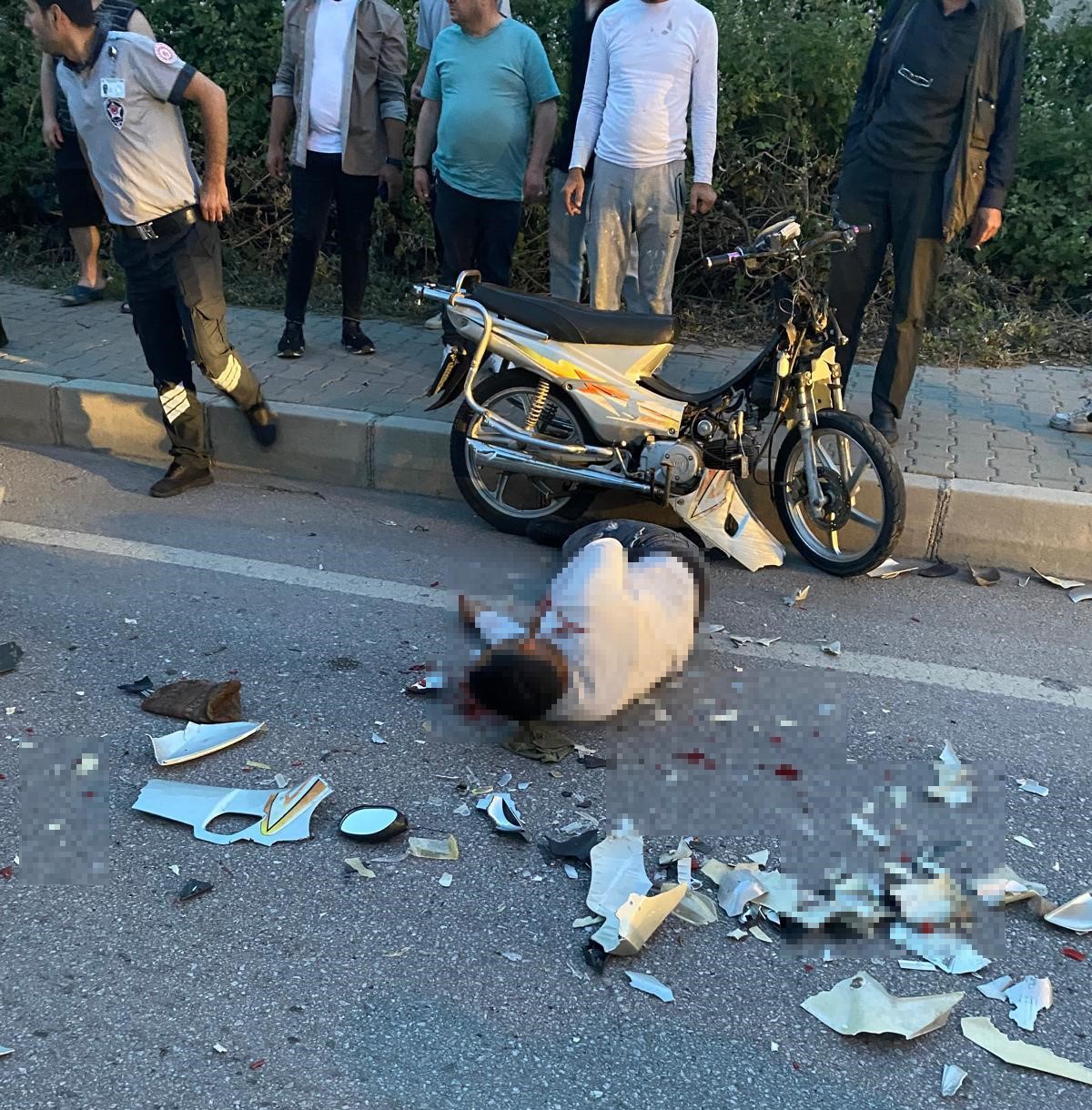 Gediz&rsquo;de motosiklet otomobille &ccedil;arpıştı: 2 yaralı
