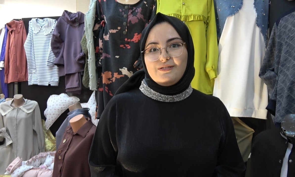 Mezun olduğu okuluna yıllar sonra d&ouml;nerek kursiyerlere dikiş kursu verdi
