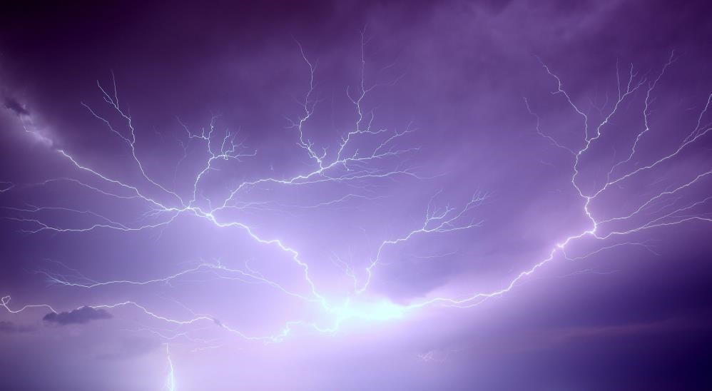 Erzincan&rsquo;da art arda &ccedil;akan şimşekler ara&ccedil; kamerasına yansıdı 