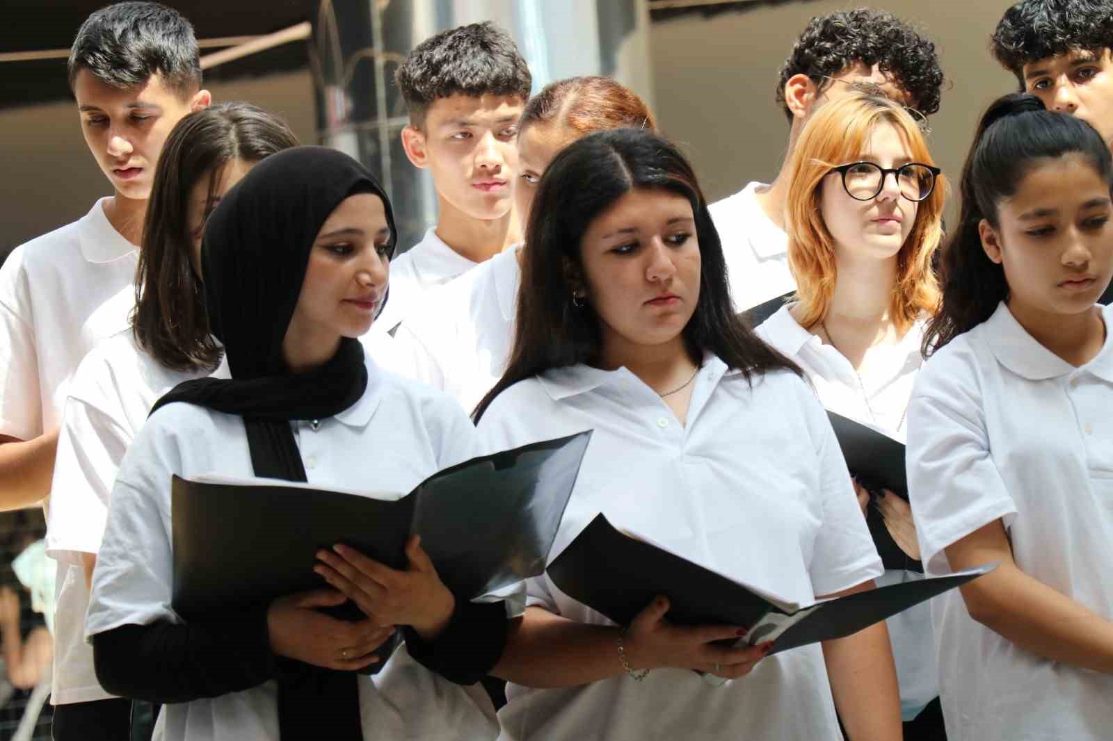 &Ouml;ğrencilerden oluşan T&uuml;rk Halk M&uuml;ziği Korosu beğeni topladı

