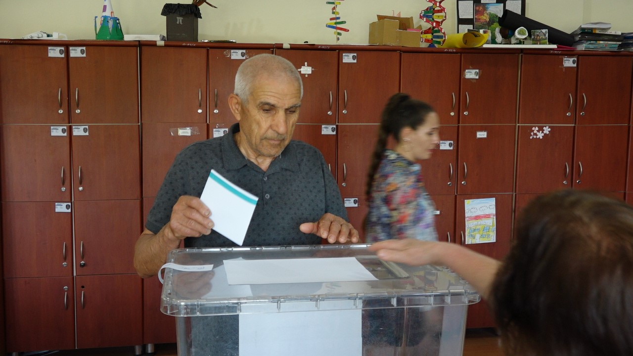 Bulgaristan se&ccedil;imleri i&ccedil;in T&uuml;rkiye&rsquo;deki &ccedil;ifte vatandaşlar sandık başında
