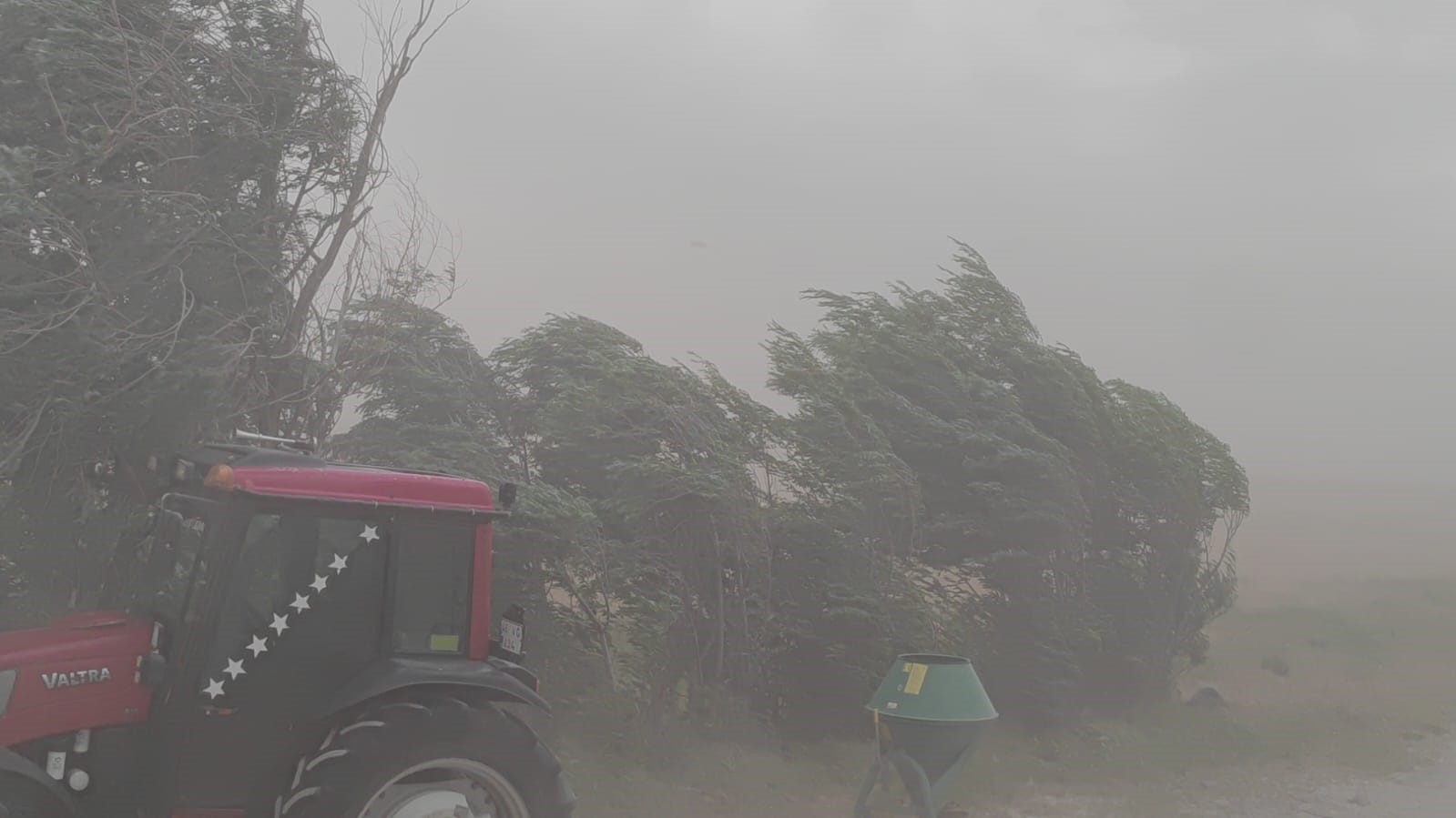 Adilcevaz&rsquo;da toz bulutu ve fırtına etkili oldu
