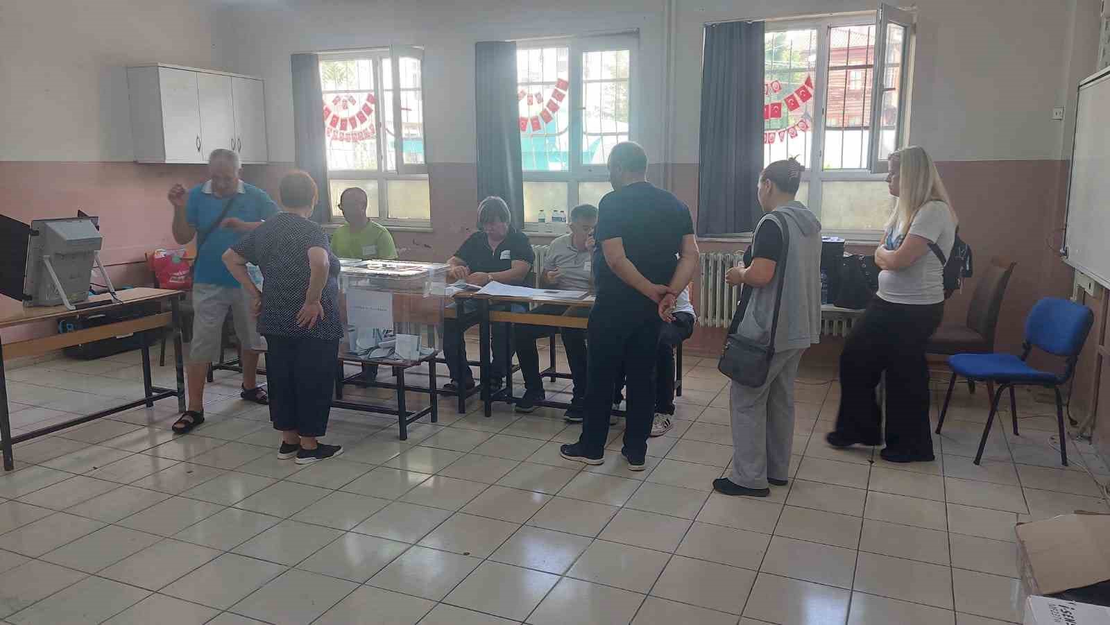 Bulgaristan se&ccedil;imleri i&ccedil;in elektronik cihazla oylar atılıyor

