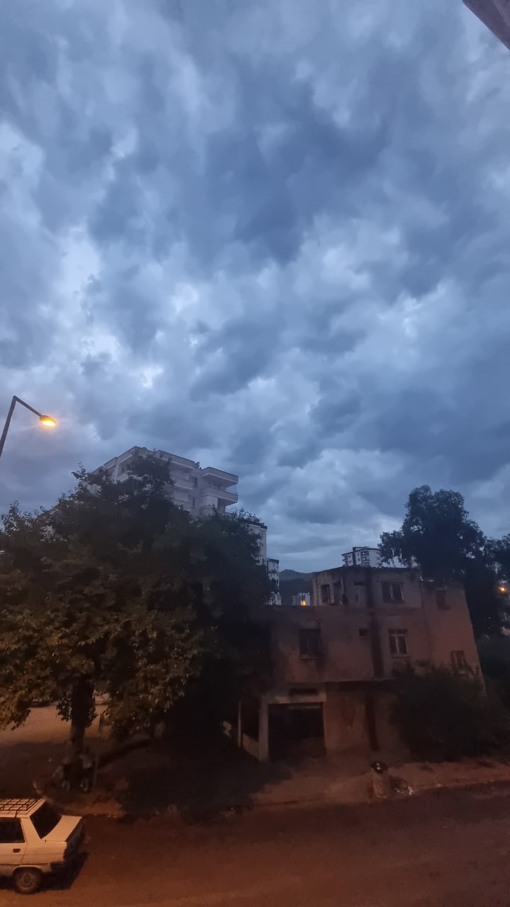 Kozan&rsquo;da &ccedil;ocuk y&uuml;z&uuml;n&uuml; andıran bulut belirdi
