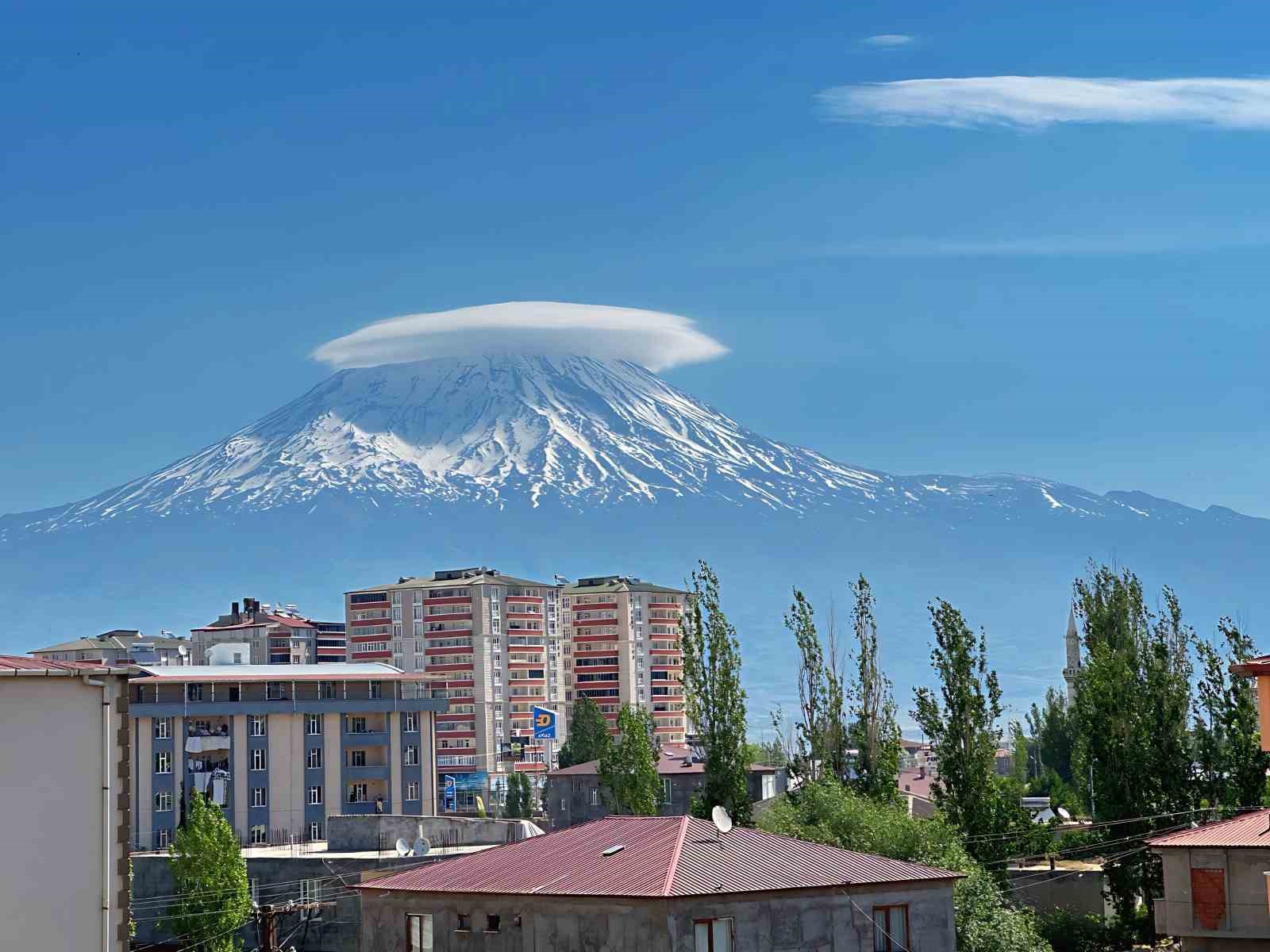 Ağrı Dağı zirvesini mercek bulutu süsledi
