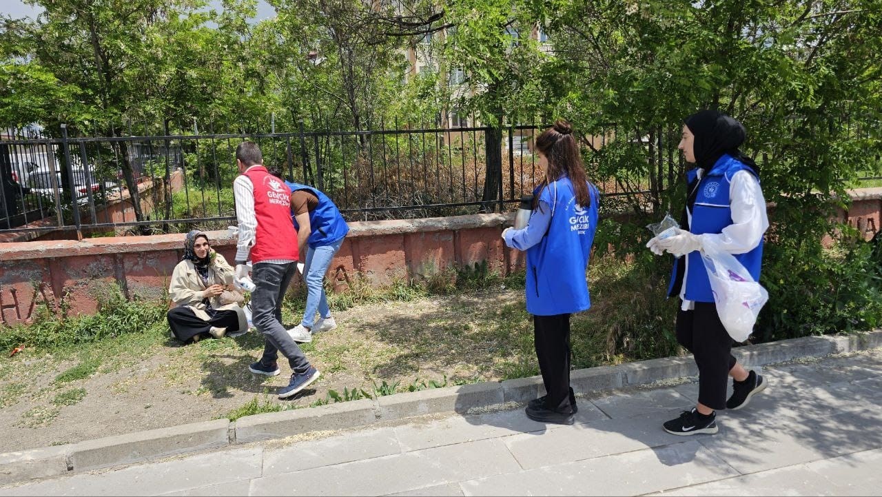 Ağrı’da YKS adaylarına kahvaltı ikramı ve kalem toplama kampanyası
