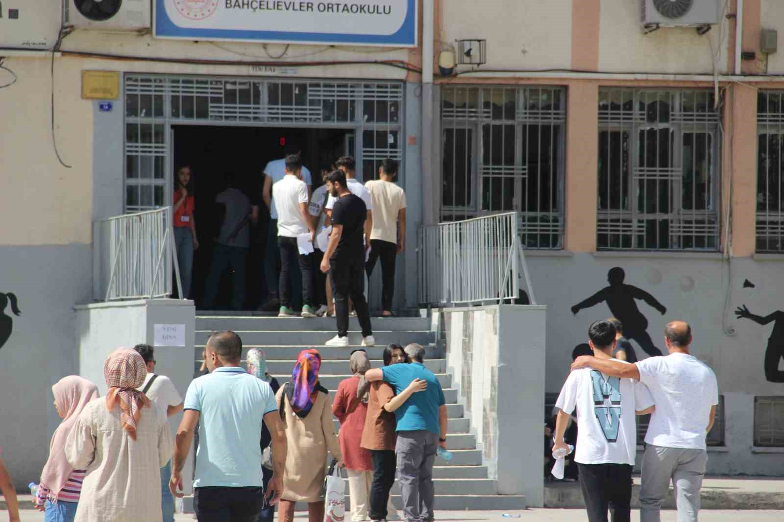 Şanlıurfa’da AYT sorunsuz başladı 6 Şanlıurfa’da AYT sorunsuz başladı