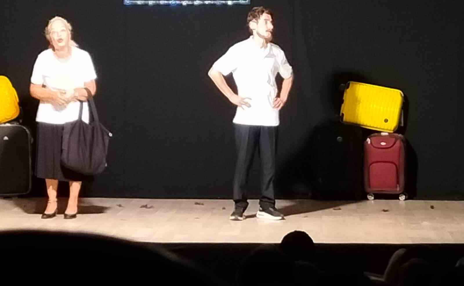 K&ouml;yceğiz&rsquo;de Amat&ouml;r Tiyatro Grubunun sahnelediği oyun ayakta alkışlandı
