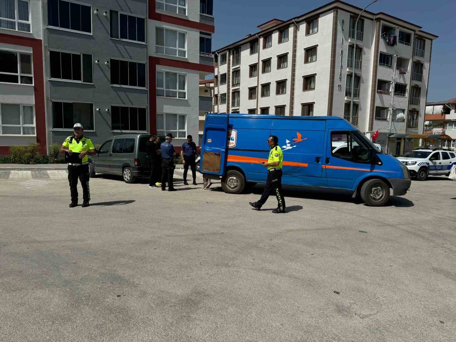 Otomobiliyle geri manevra yapan s&uuml;r&uuml;c&uuml; yayaya &ccedil;arptı: 1 kişi yaralandı
