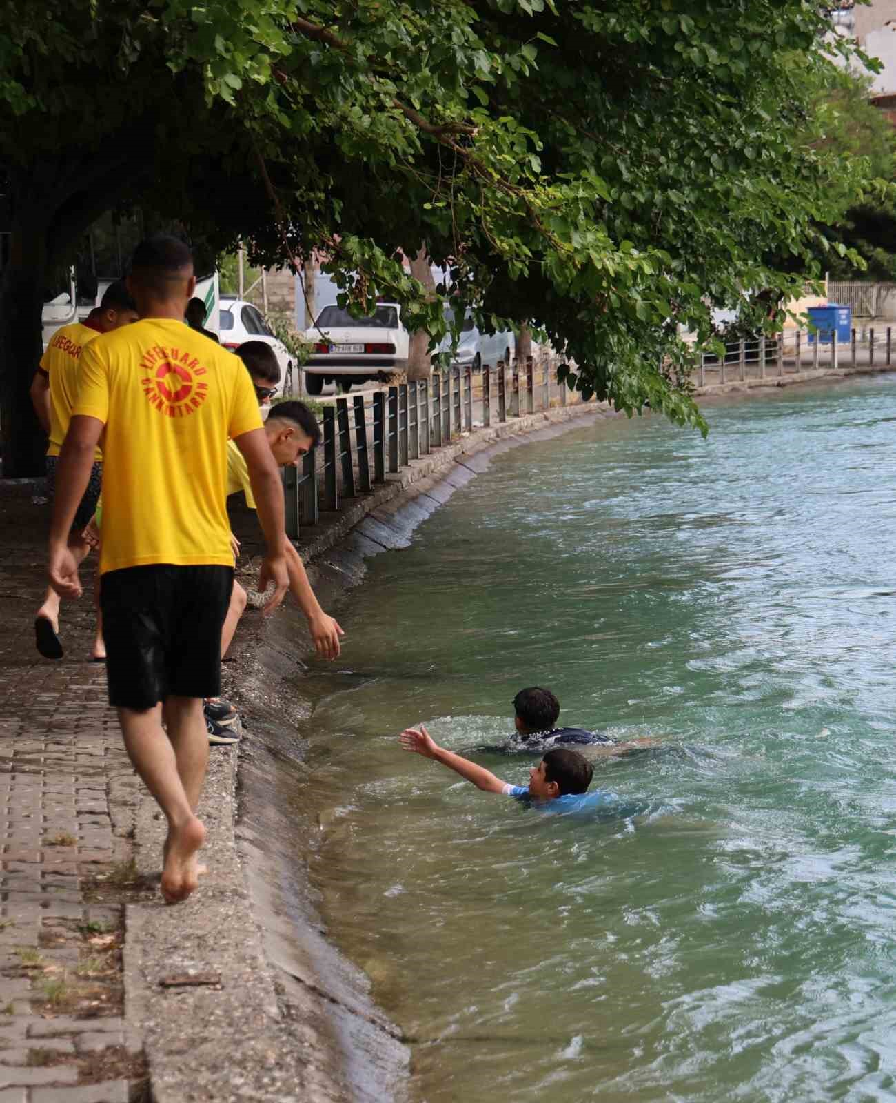Adana&rsquo;da iki haftada 6 kişi boğulunca mahalleli kendi "Cankurtaran" ekibini kurdu
