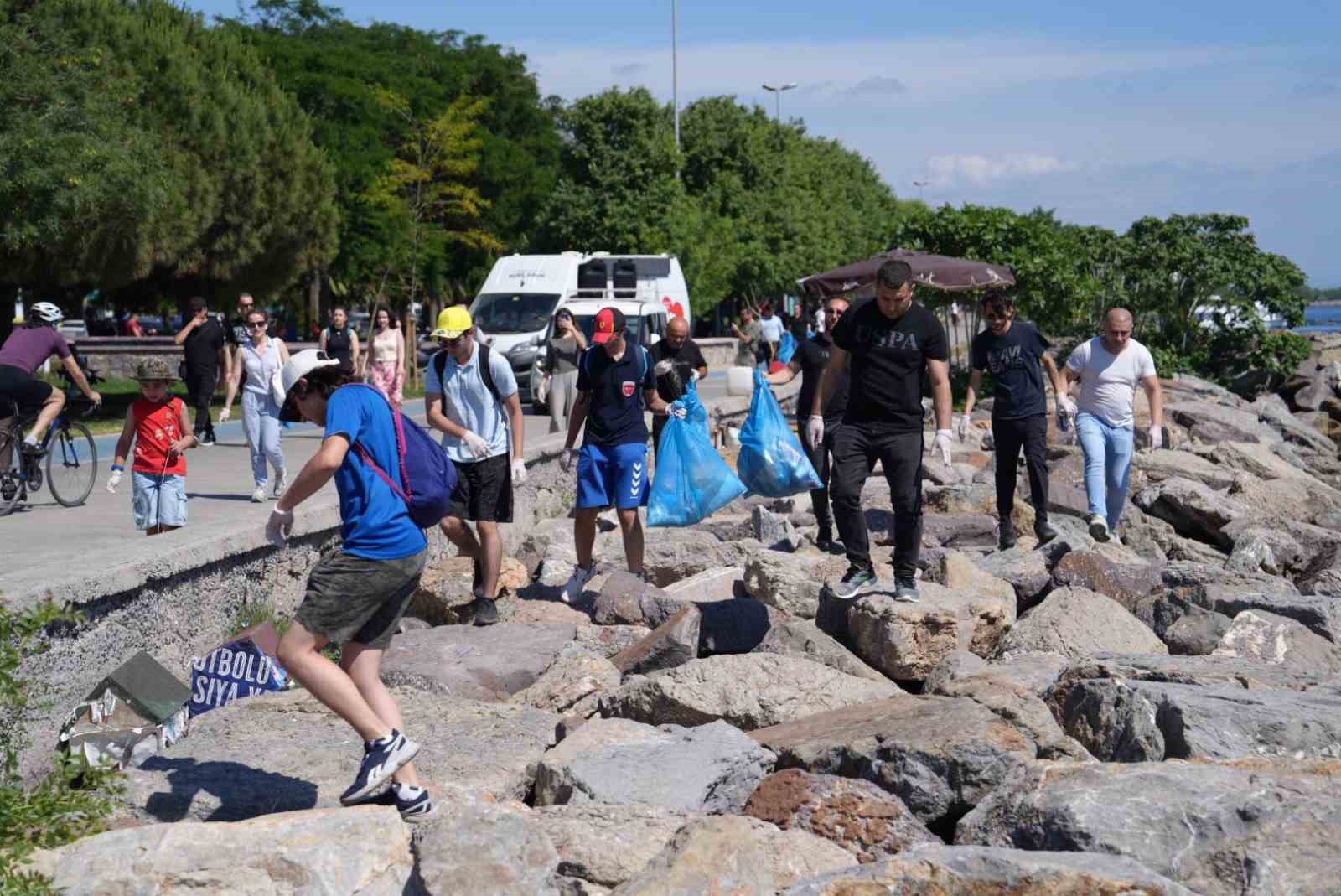 Kartal’da ‘Marmara Denizi Günü’ dolayısıyla sahil temizliği yapıldı
