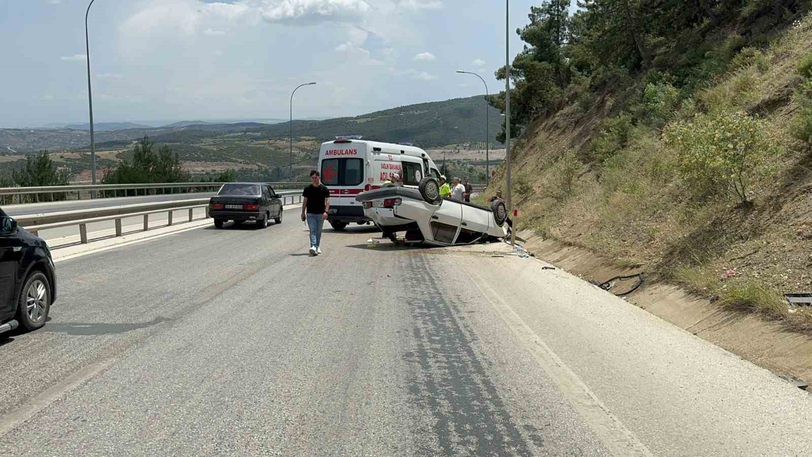 Bilecik&rsquo;te s&uuml;r&uuml;c&uuml;s&uuml;n&uuml;n direksiyon hakimiyetini kaybettiği ara&ccedil; takla attı: 2 yaralı
