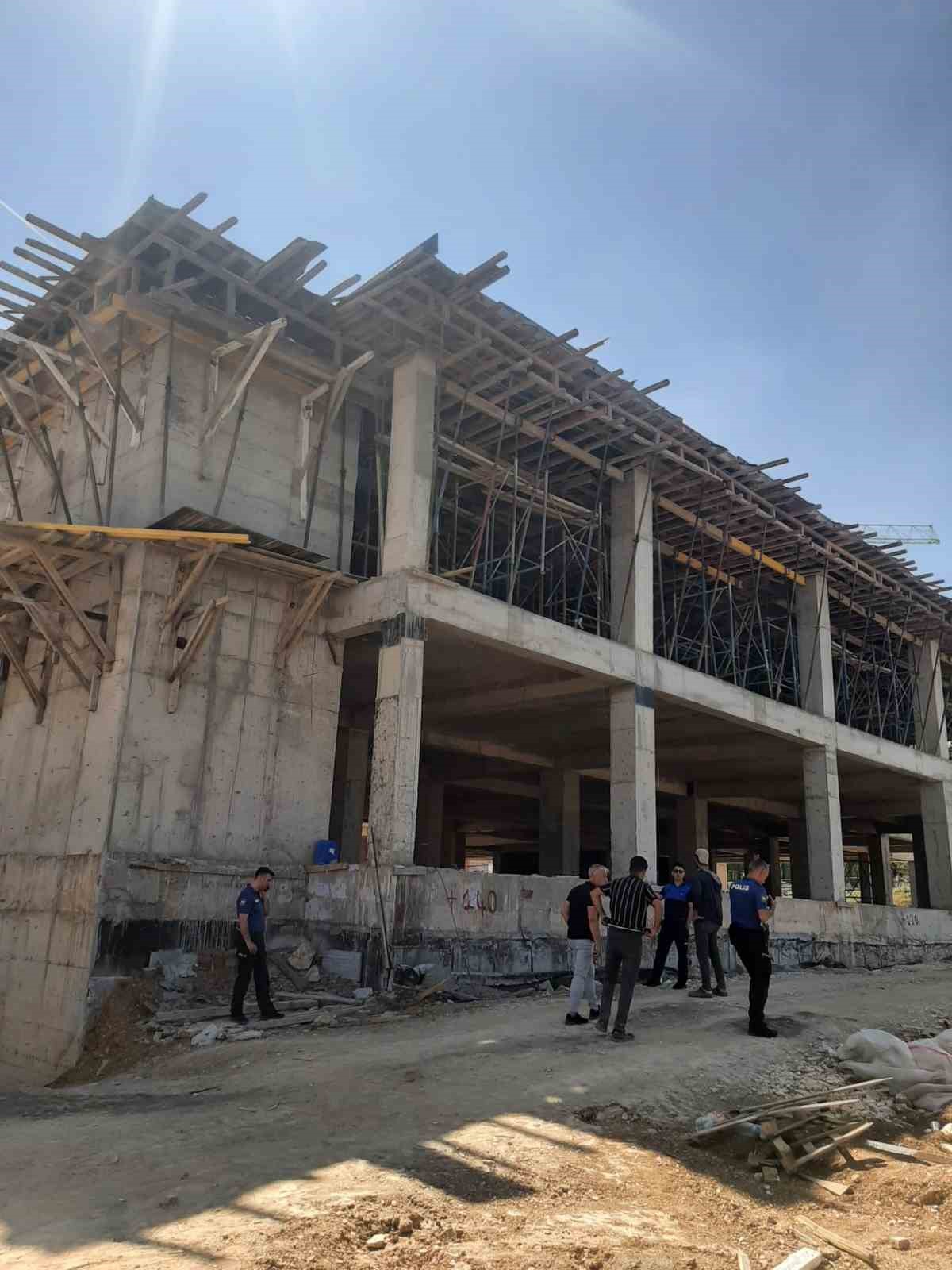 Bug&uuml;n de sınav saatinde inşaatta &ccedil;alıştılar
