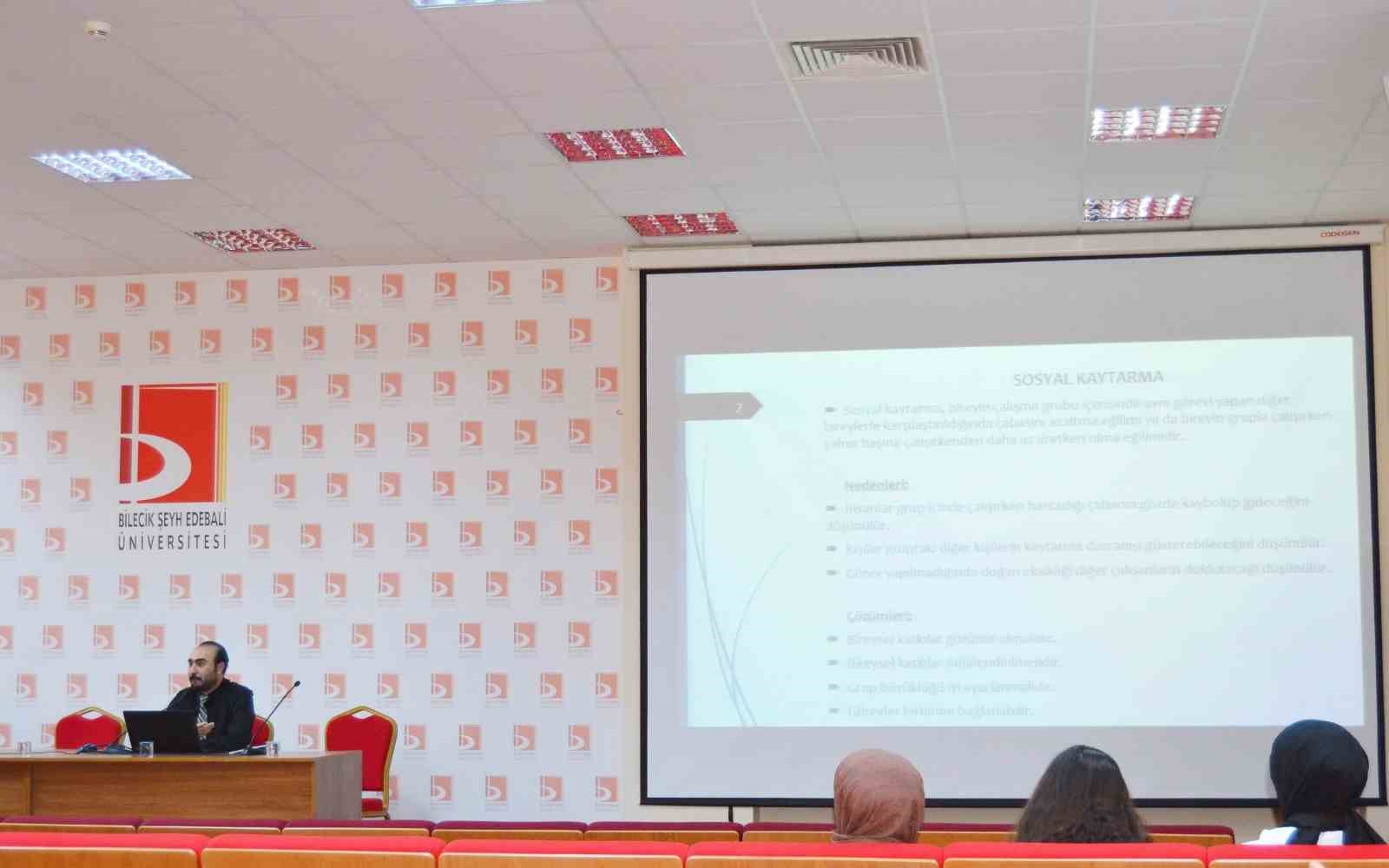 &Ouml;ğrencilerin kariyerine y&ouml;n verecek seminerler d&uuml;zenleniyor
