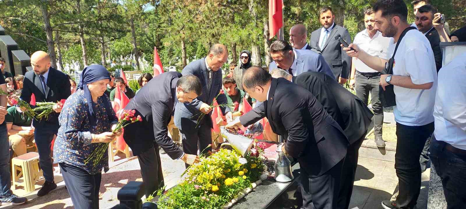 Milli Eğitim Bakanı Tekin: "Birincil görevimiz bu ülkeye sahip çıkacak, millet olarak devamını sağlayacak ve ihtiyaç duyulduğunda gözünü kırpmadan şehadete yürüyecek bir kuşak yetiştirmek"