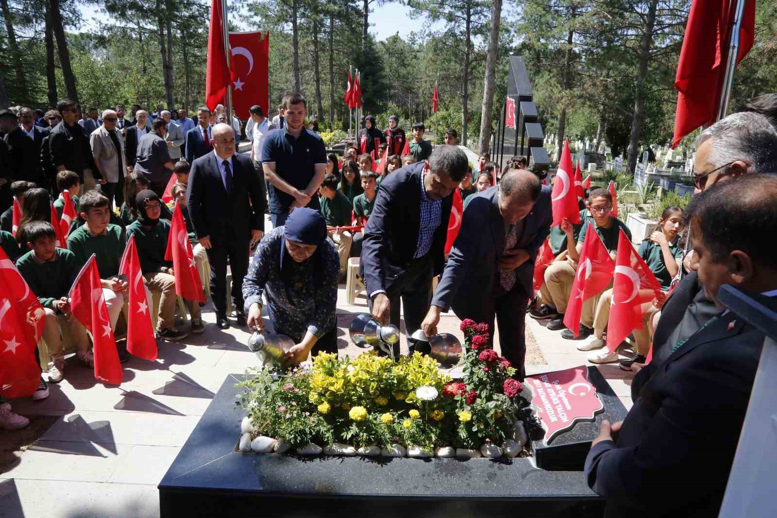 Milli Eğitim Bakanı Tekin: "Birincil görevimiz bu ülkeye sahip çıkacak, millet olarak devamını sağlayacak ve ihtiyaç duyulduğunda gözünü kırpmadan şehadete yürüyecek bir kuşak yetiştirmek"