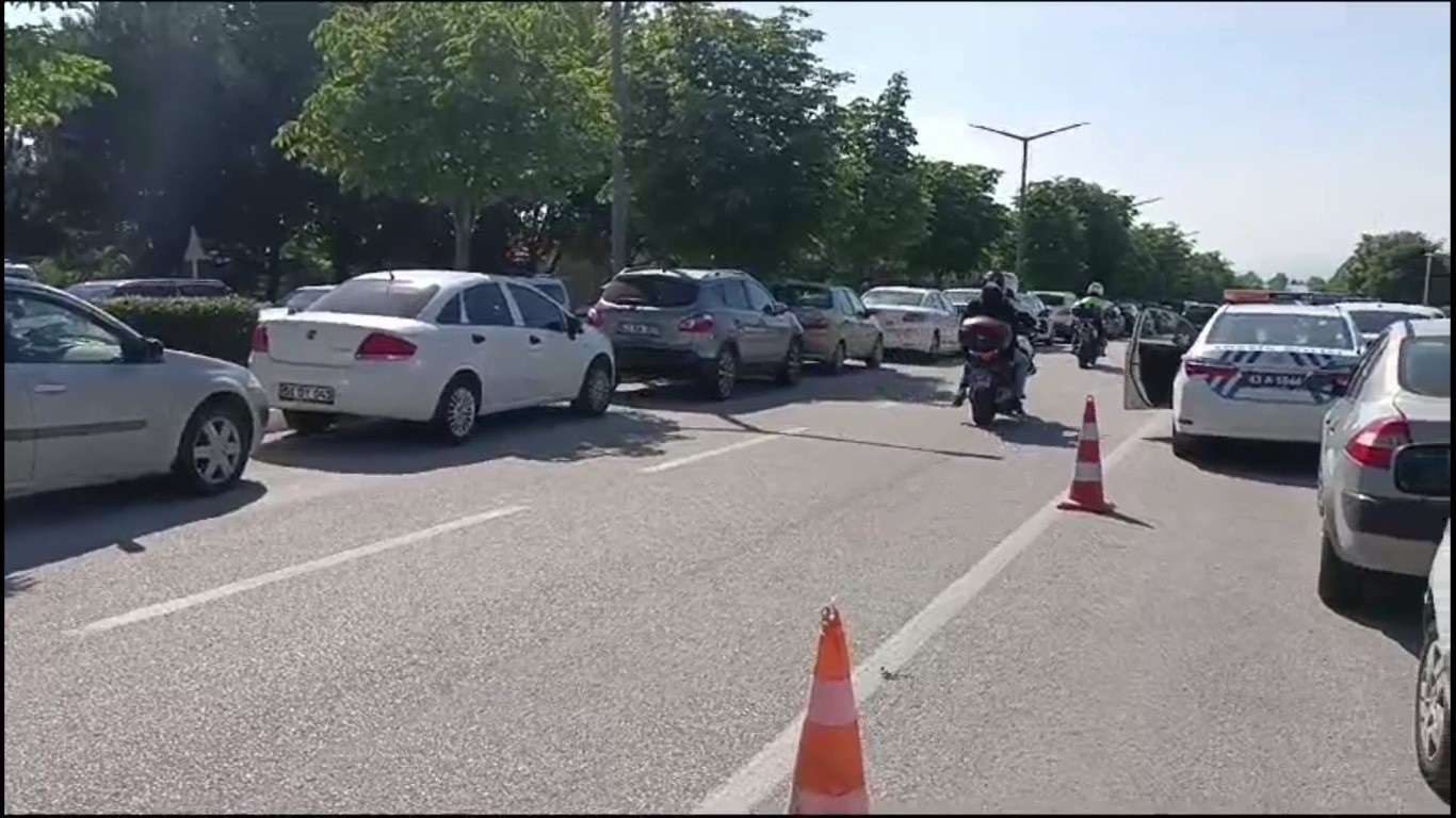K&uuml;tahya polisi AYT&rsquo;ye ge&ccedil; kalan, kimlik ve giriş belgesini unutan adaylar i&ccedil;in seferber oldu
