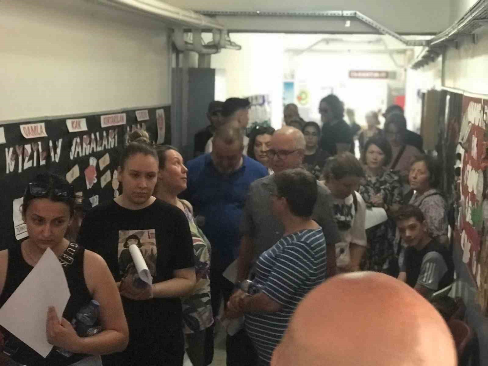 &Ccedil;ifte vatandaşlar sandığa gitti
