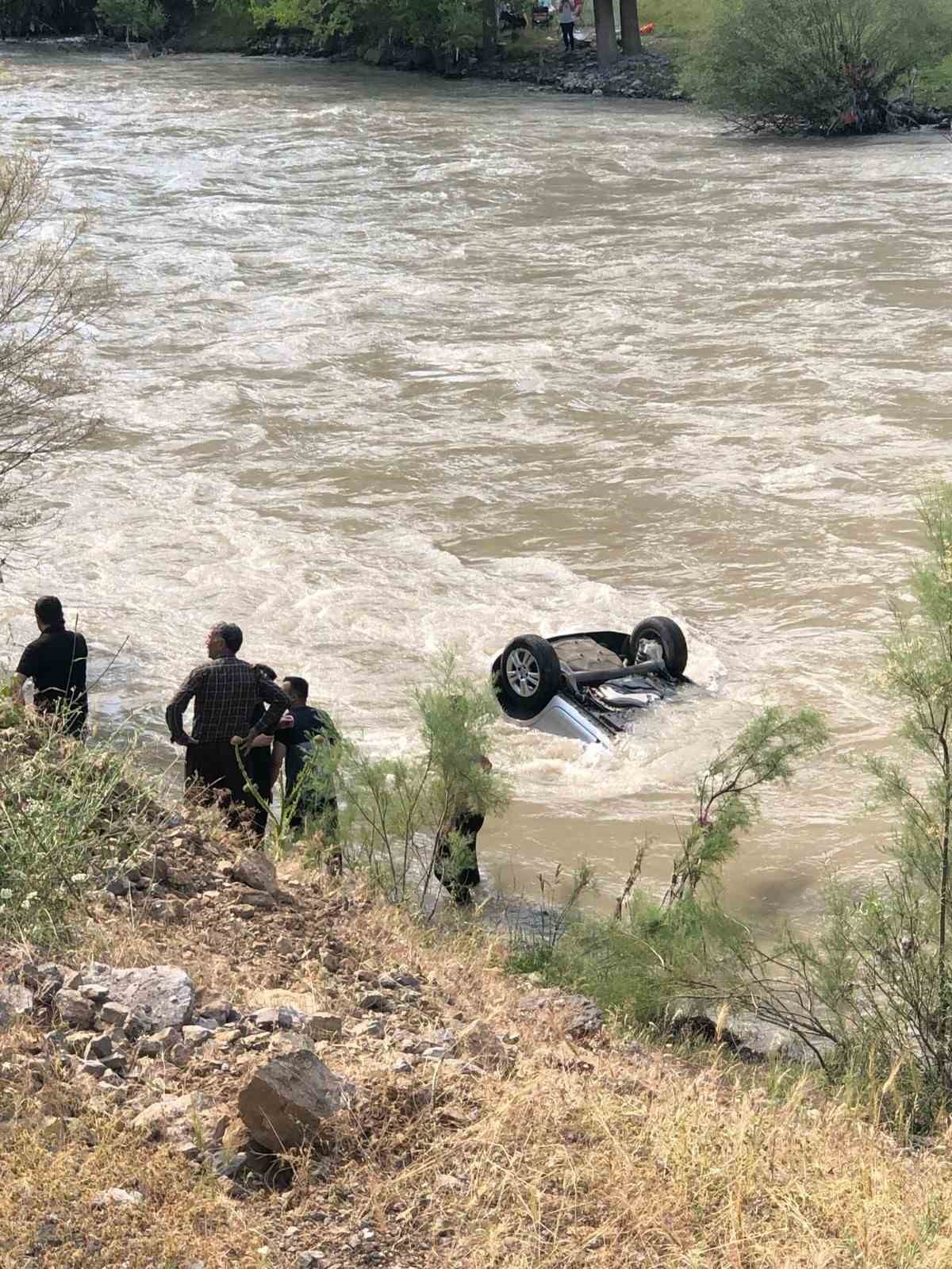 Otomobil Zap Suyu&rsquo;na u&ccedil;tu: Polis ve eşi yaralı kurtarıldı
