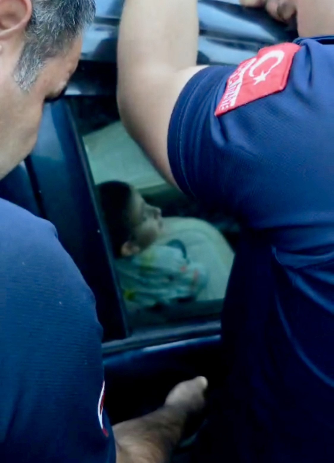 Otomobilde mahsur kalan çocuğu itfaiye kurtardı