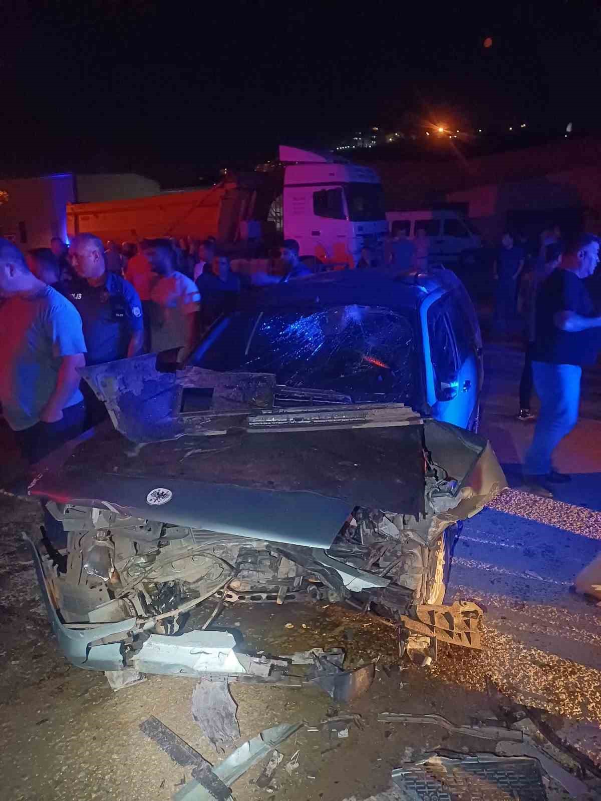 2 otomobil kafa kafaya çarpıştı, 1 yaralı