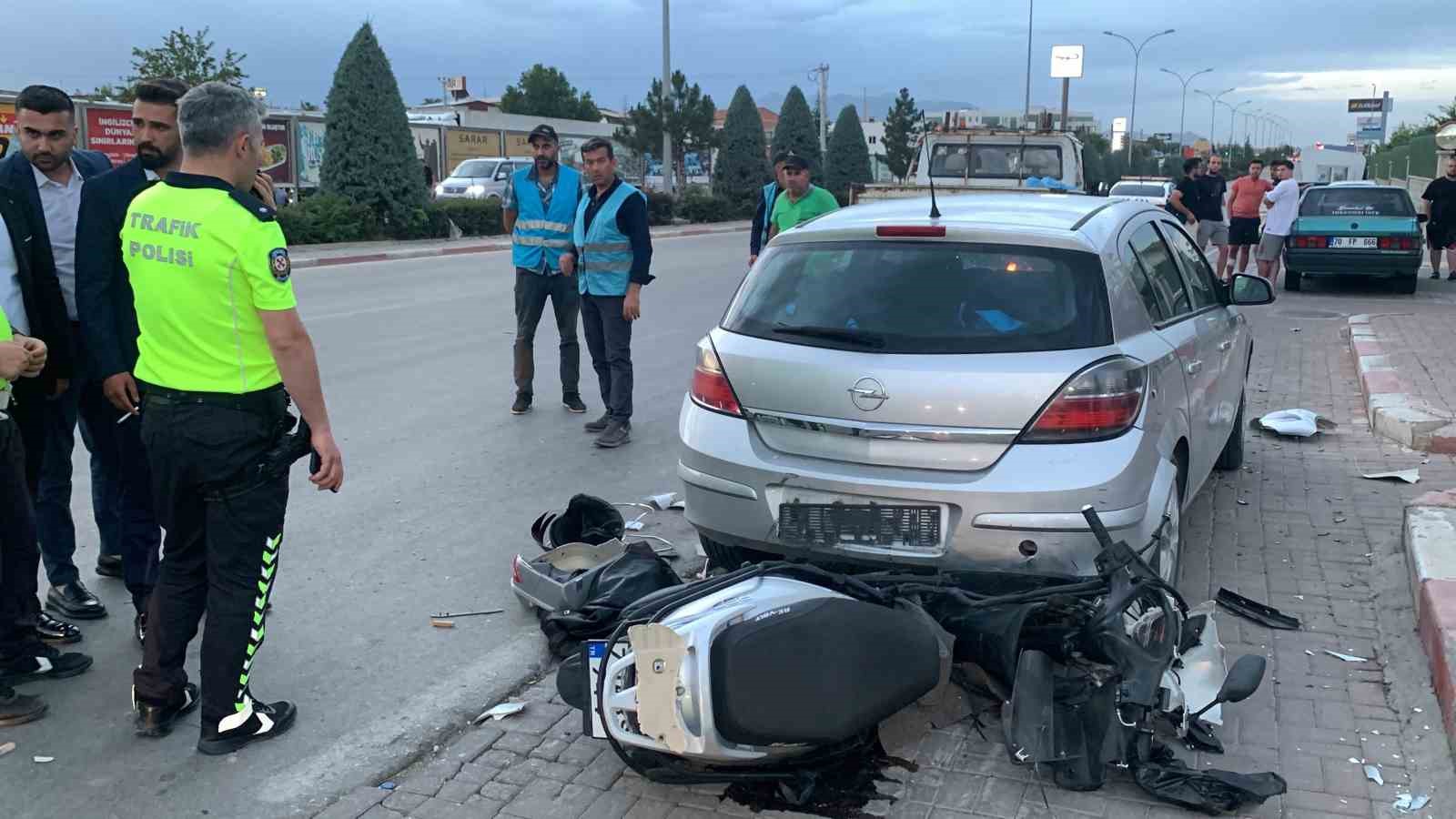 Karaman’da park halindeki otomobile çarpan motosiklet parçalandı: 1 yaralı
