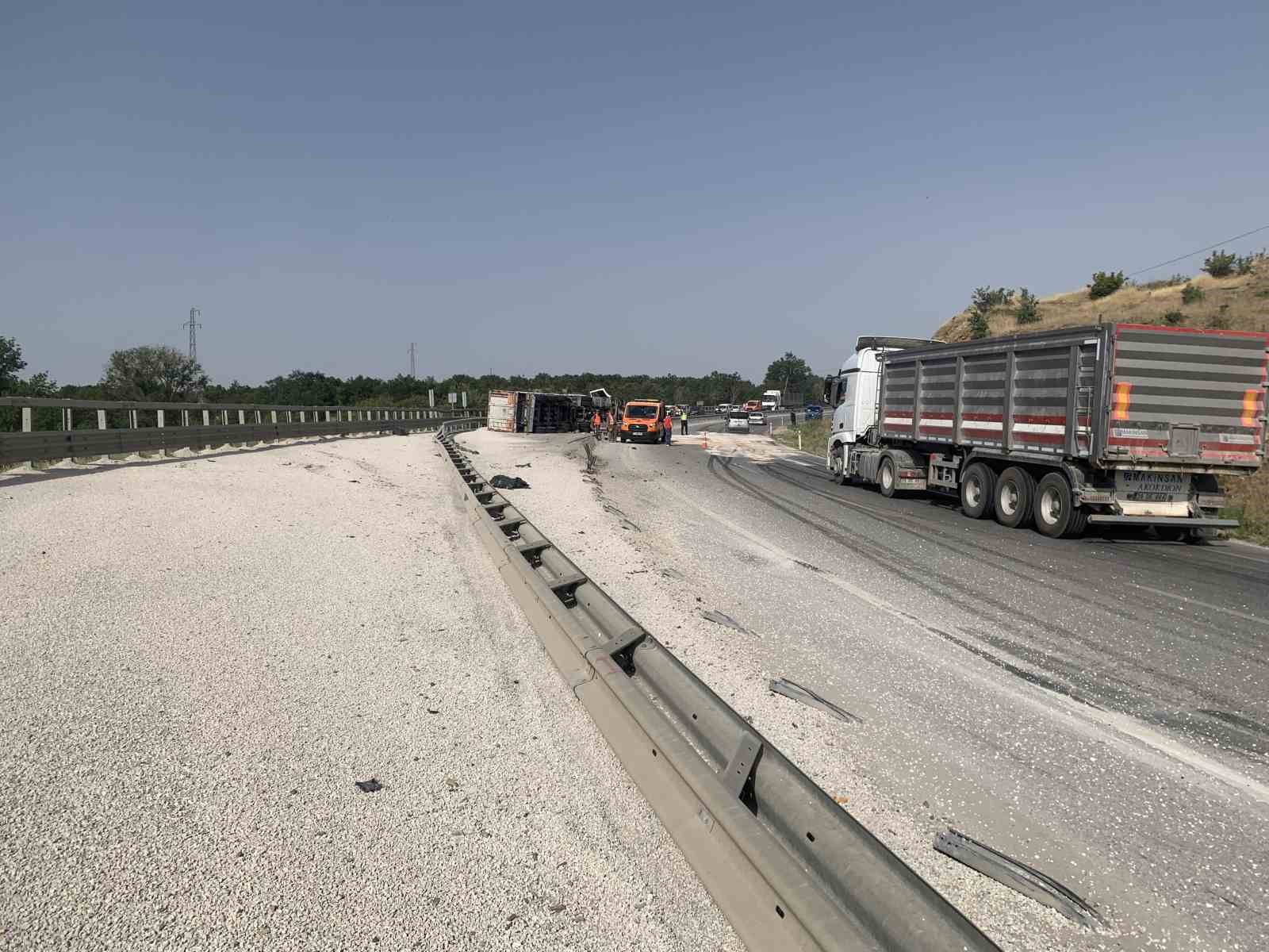 Kırklareli&rsquo;nde tır devrildi: 1 &ouml;l&uuml;
