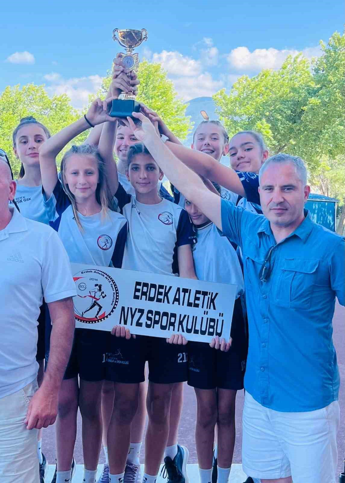 Erdekli sporcular Bursa’dan madalya ve kupa ile döndü
