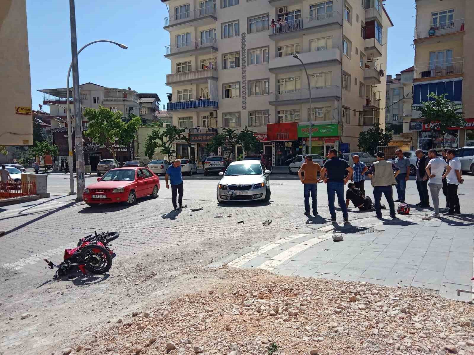 Otomobil ile &ccedil;arpışan motosikletin s&uuml;r&uuml;c&uuml;s&uuml; yaralandı
