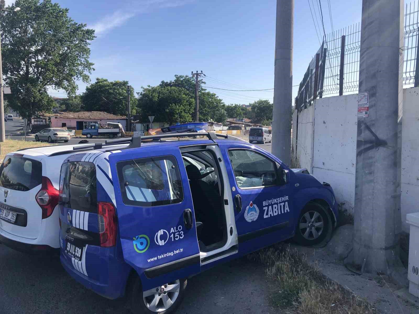 Ehliyetsiz s&uuml;r&uuml;c&uuml; zabıta aracıyla &ccedil;arpıştı: 1 yaralı
