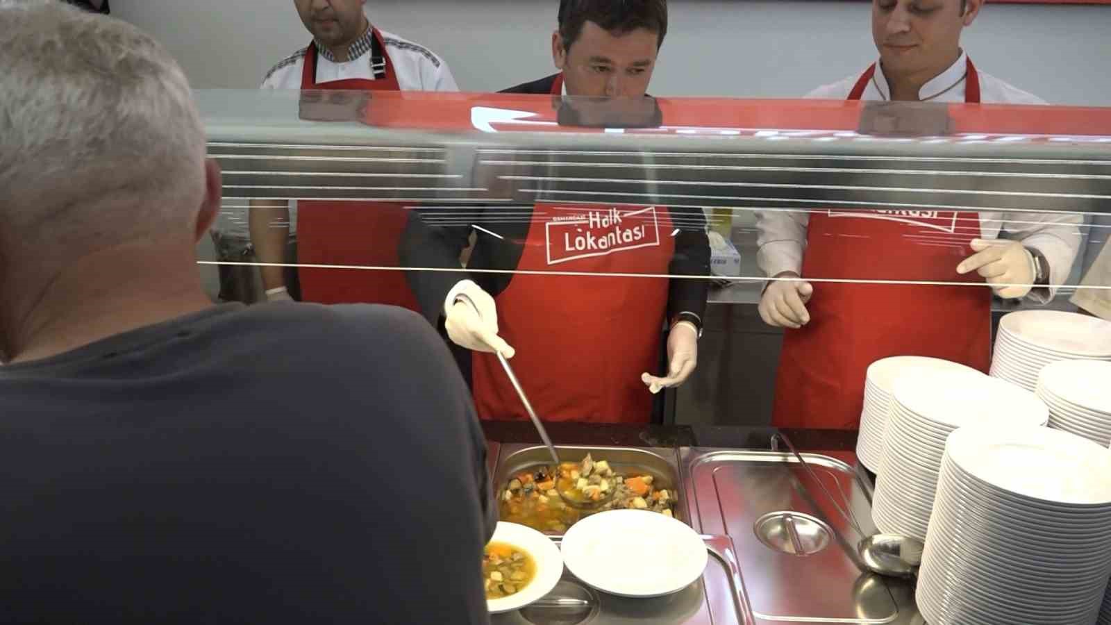 Bursa&rsquo;nın ilk halk lokantası a&ccedil;ıldı, ilk servisi Başkan Aydın yaptı
